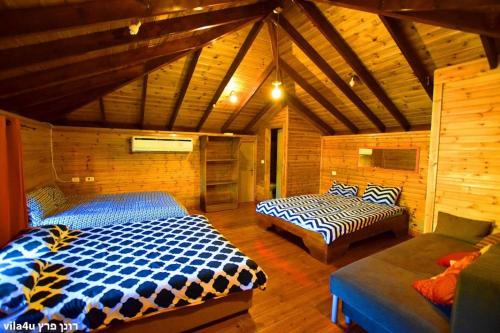 1 dormitorio con 2 camas y 1 sofá en una habitación en Villa Joe en Peqi‘in H̱adasha