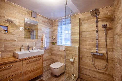 uma casa de banho com um chuveiro, um WC e um lavatório. em Apartments Skodlar em Bled