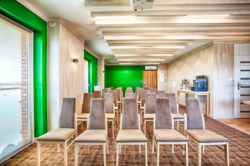 a conference room with chairs and a green wall at SOLAVO HOME&TRAVEL in Solec-Zdrój