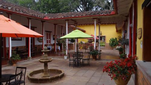Ein Restaurant oder anderes Speiselokal in der Unterkunft Hotel Hacienda Santa Barbara 