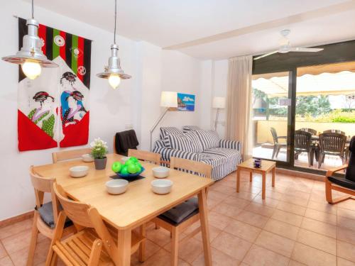 uma sala de estar com uma mesa e um sofá em Apartment Gardenia by Interhome em Lloret de Mar