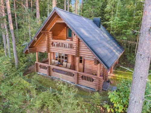 - une vue de tête sur une cabane en rondins dans les bois dans l'établissement Holiday Home Iltarusko by Interhome, à Vuoriniemi