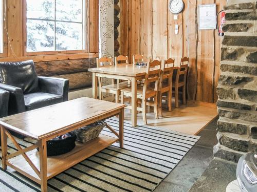 ein Esszimmer mit Tisch und Stühlen in der Unterkunft Holiday Home Vuokatinportti b 9 by Interhome in Lahdenperä