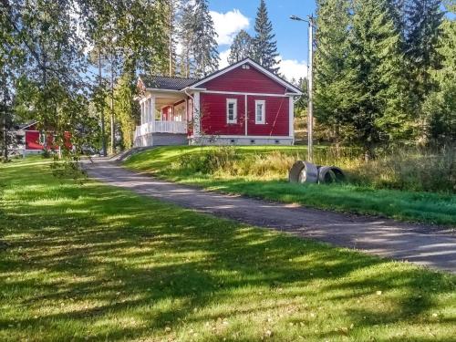una casa roja al lado de una carretera en Holiday Home Villa urho by Interhome en Löytö