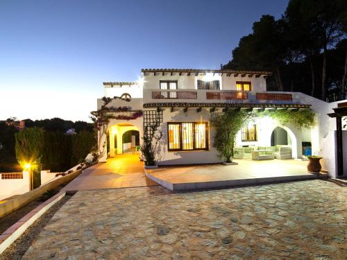ベニッサにあるVilla La Mancha by Interhomeの夜の中庭付きの大きな白い家