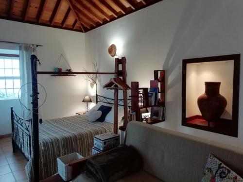 sypialnia z łóżkiem i dużym lustrem w obiekcie Casa do Norte - Santa Maria w mieście Norte