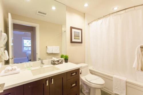 Ванна кімната в Harrison Lake View Suites
