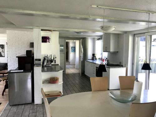 a kitchen and dining room with a table and chairs at Tingvej 15 Feriehus in Aabenraa