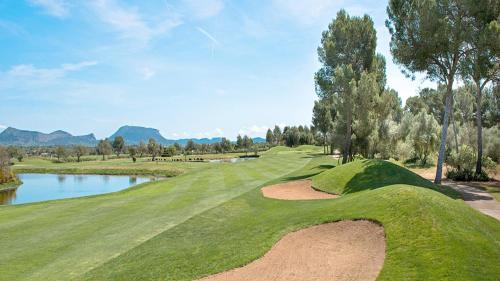 a view of a golf course with a pond at Finca Agroturismo Sa Cova den Borino in Campos