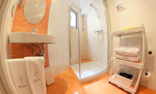 Un baño de Hotel Fetiche Alojamiento con Encanto