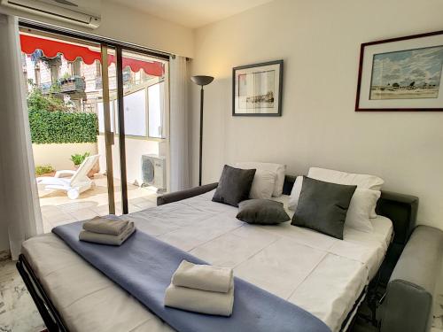 - un grand lit blanc avec 2 oreillers dans l'établissement Nestor&Jeeves - LE FRANCE TERRASSE - Central - Very close sea, à Nice