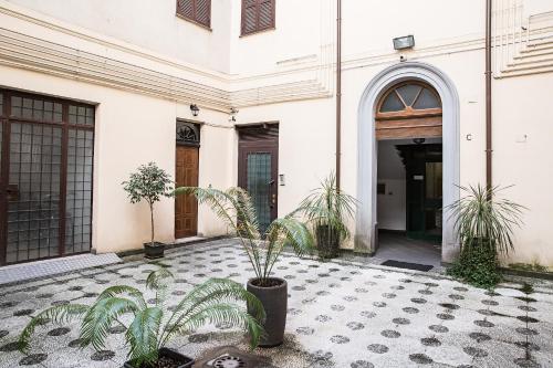 un edificio con un cortile con piante di fronte di GH Colosseum a Roma