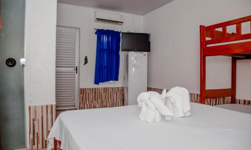 um quarto com uma cama com toalhas em Pousada Sucuri em Bonito