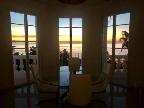 Photo de la galerie de l'établissement Magnifique Appartement Vue Mer, à Vallauris