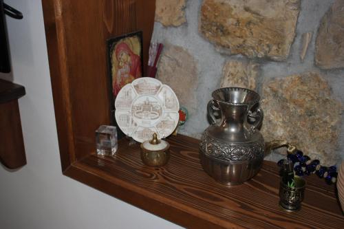 a shelf with a tea pot and a glass at Guesthouse Arjan in Berat