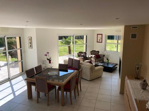 un salon avec une table et un canapé dans l'établissement Villa Benodet, à Bénodet