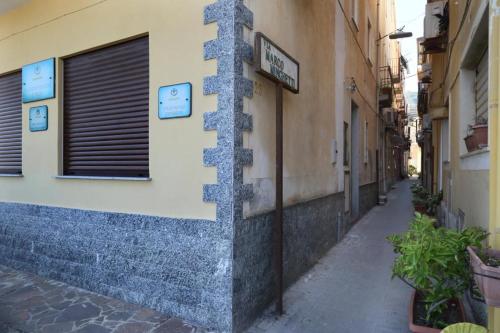 a street sign on the side of a building at Appartamento Vicolo a mare, Mazzeo in Mazzeo