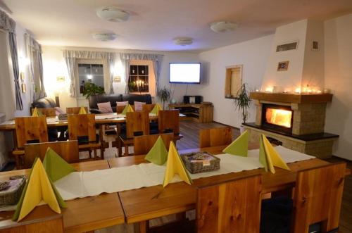 a living room with a table with yellow arrows on it at Chalupa Semafor in Dolní Malá Úpa