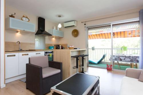 une cuisine avec une table et des chaises dans une pièce dans l'établissement Cannes Vacances chez Steph, à Cannes