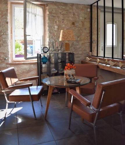 une salle à manger avec une table et des chaises dans l'établissement Les Treillettes, à Puylaurens