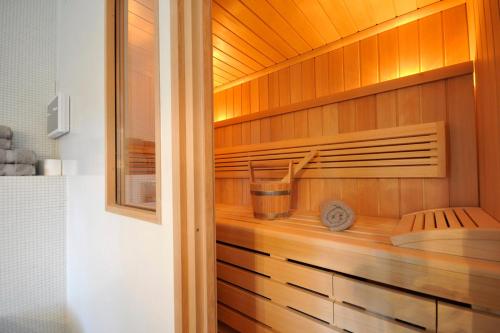 baño con sauna con pared de madera en Le Duplex de Jules, en Orbey