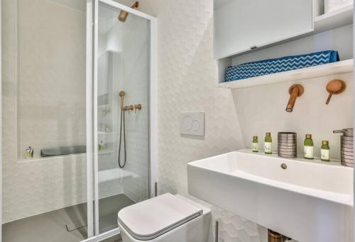 une salle de bain blanche avec des toilettes et un lavabo dans l'établissement MY CASA - 46 GIOFFREDO, à Nice