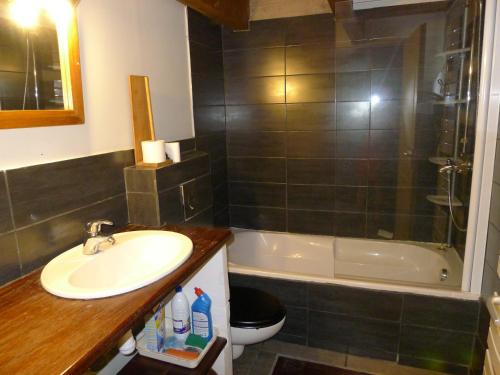 uma casa de banho com um lavatório, um WC e um chuveiro em Gîte B.Lay em Saint-Sèbastien