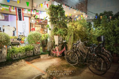 un grupo de bicicletas estacionadas frente a una tienda en De Pumpkiin Hostel en Phra Nakhon Si Ayutthaya