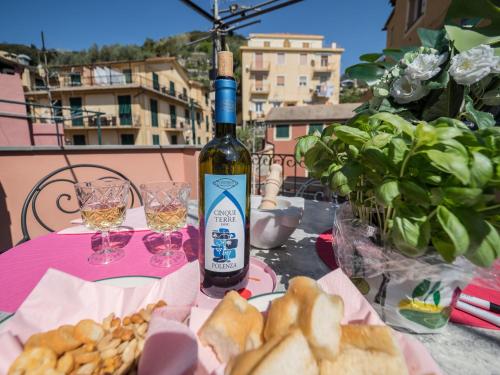 una botella de vino sentada en una mesa con pan en Levre de Cuppi, en Monterosso al Mare