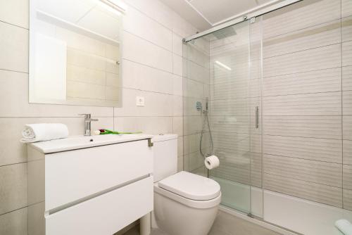 ハベアにあるArenal Dream IIの白いバスルーム(トイレ、シャワー付)