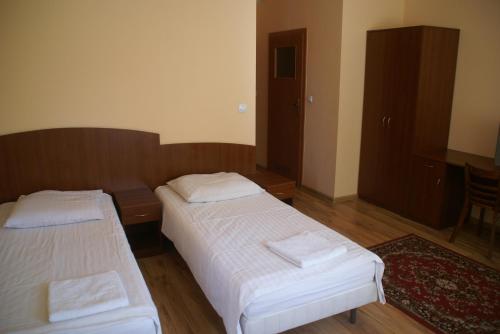 Łóżko lub łóżka w pokoju w obiekcie Hotel Prokocim