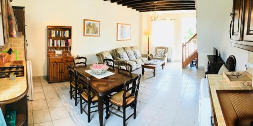 un salon avec une table et des chaises dans l'établissement Bonsentier, à Barenton