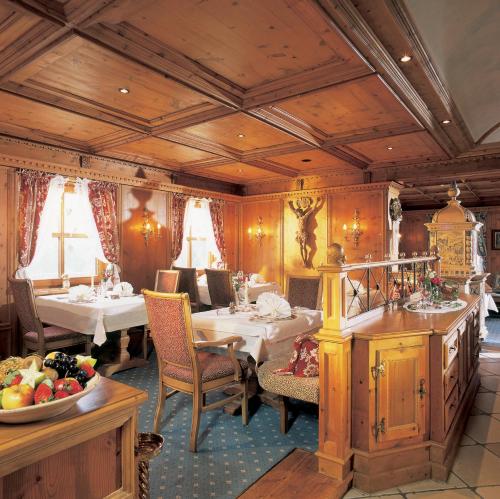 Hotel Garni Serfauserhof في سيرفاوس: غرفة طعام مع طاولات وكراسي في مطعم
