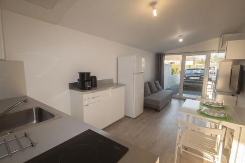 une cuisine avec un évier et un plan de travail dans l'établissement la Patelle, à La Plaine-sur-Mer