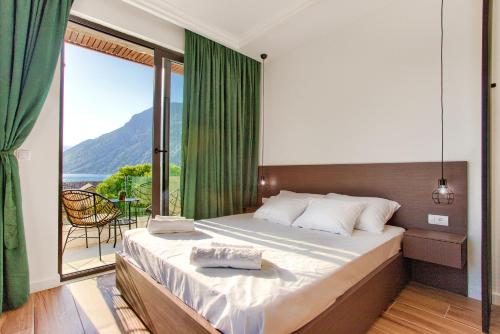 um quarto com uma cama e uma janela grande em Magical View em Kotor