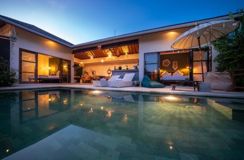 Karma House Ungasanの敷地内または近くにあるプール
