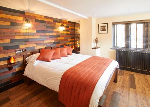 1 dormitorio con 1 cama con pared de madera en Host & Stay - The Nook, en Saltburn-by-the-Sea