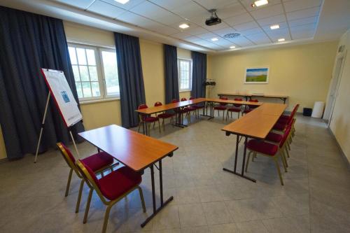 a classroom with tables and chairs in a room at Golf Hotel Cavaglià in Cavaglià