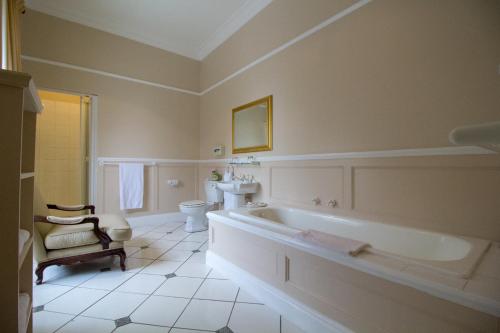 Pontac Manor Hotel & Restaurant tesisinde bir banyo