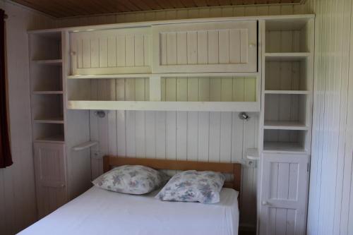Katil atau katil-katil dalam bilik di Camping Familial paisible avec piscine, mobil home , chalet, Studio & emplacement nue