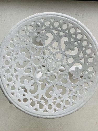 a white plate with a design on the ceiling at Acquabianca in Aci Castello