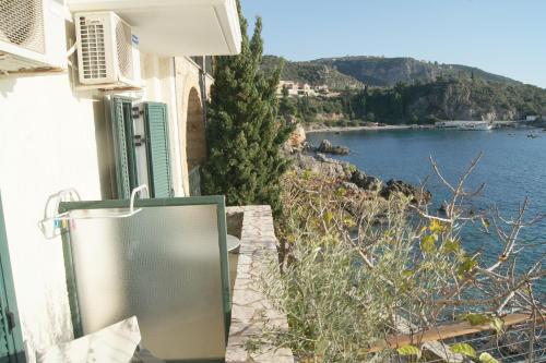 卡達米利的住宿－Gorgones, sea-front, great view，从大楼内可欣赏到海景