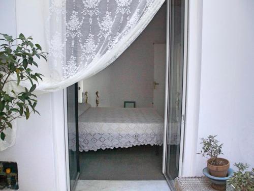 Schlafzimmer mit einem Bett durch eine Glastür in der Unterkunft Casa Nonnona in Palermo