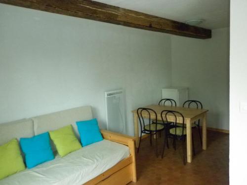 una sala de estar con un sofá y una mesa en Camping La Verte Prairie, en Forest-Montiers