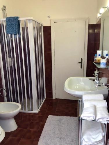 a bathroom with a toilet and a sink and a shower at Casa Vacanze Sonetto in Maruggio