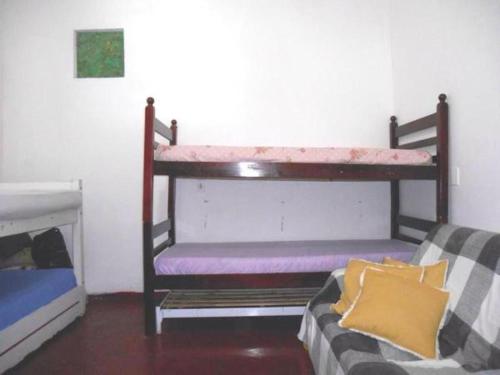 سرير بطابقين أو أسرّة بطابقين في غرفة في Stella Cama e Cafe