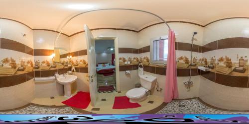 Un baño de Hôtel Hadaik Ain Asserdoune