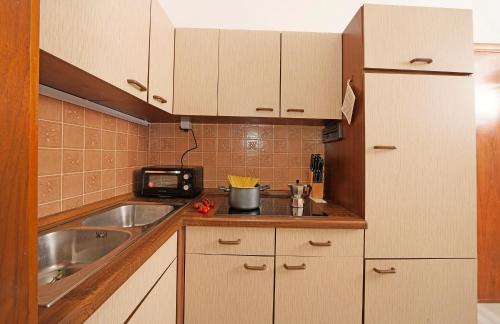a small kitchen with a sink and a microwave at Appartamento Romantica Pieve in Manerba del Garda