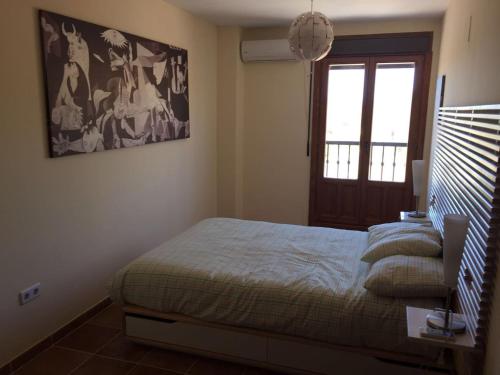 une chambre avec un lit et une fenêtre dans l'établissement Costa Esuri Golf y Playa, à Ayamonte