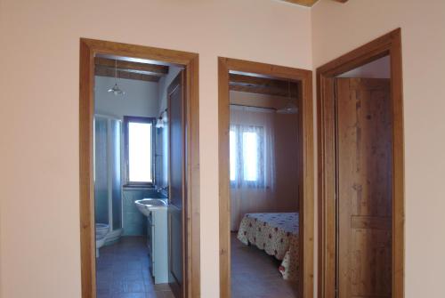 una camera con letto e specchio di Agriturismo Le Ginestre a Capodimonte